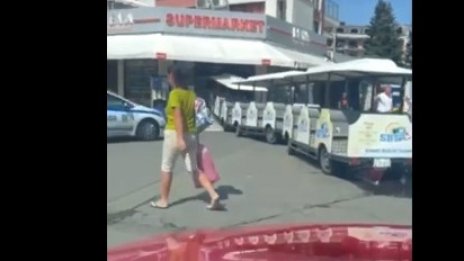 Пиян шофьор влезе с атракционно влакче в магазин в Слънчев бряг (ВИДЕО)