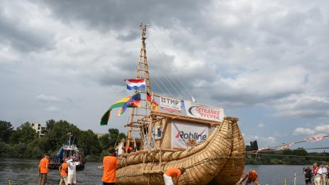 Пуснаха на вода тръстиковия кораб за експедицията АБОРА IV (СНИМКИ)