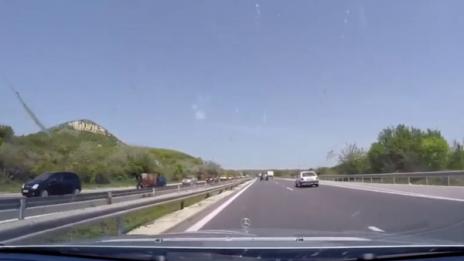 Кон препуска  в насрещното по "Хемус"  в посока Шумен