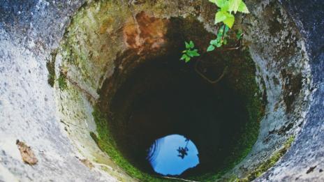 Британец прекара шест дни в кладенец и оцеля