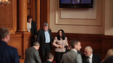 НС заработи и без БСП, захвърчаха обвинения за бойкота