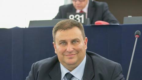 Трафикът на хора в Европа генерира по-високи нелегални приходи от трафика на оръжие и наркотици