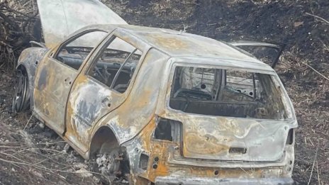 Полицай блъсна камион и кола, автомобилът му изгоря