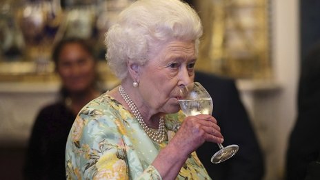 Елизабет II спря алкохола на 95 г.