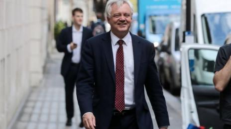Лондон засилва натиска в преговорите за Brexit