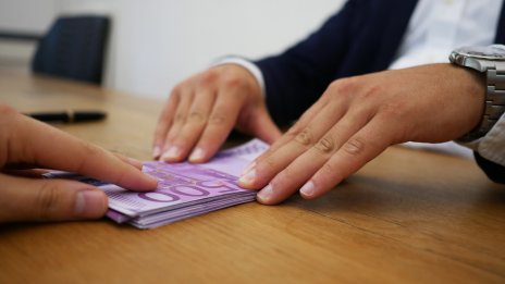 Рекордът за бързи кредити продължава да се държи от мъж, изтеглил 56 заема.
