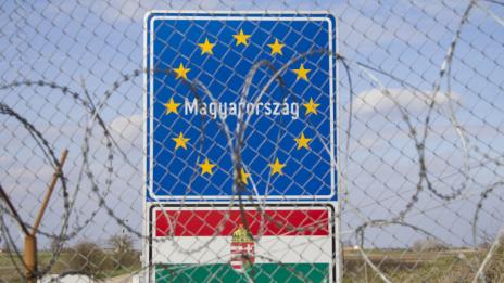 Миграционните в Унгария отказвали храна на мигранти, за да се върнат в Сърбия