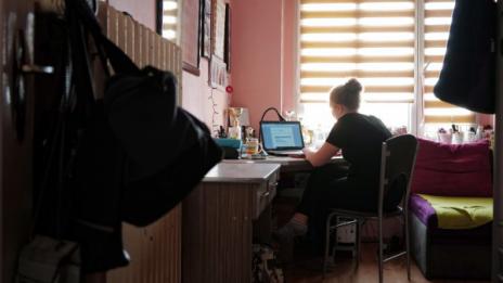 От днес учениците ще имат оценки върху онлайн материала