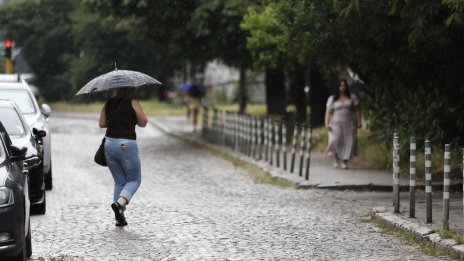 Синоптиците издадоха жълт код за силни дъждове, бури с гръмотевици и градушки