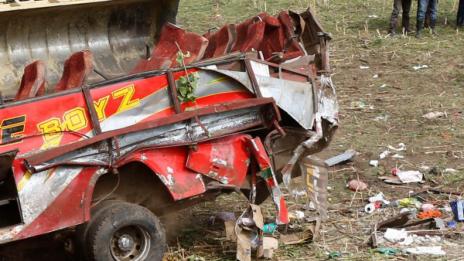 Автобус се удари в камион: Най-малко 36 загинаха