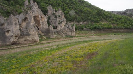 Слагат парапети и художествено осветление на Чудните скали