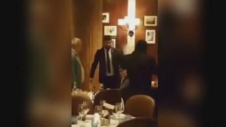Удариха критик на Путин с торта в лицето (видео)
