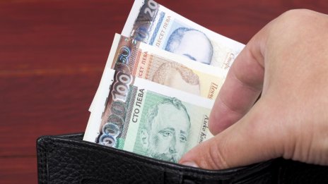 Изплащат еднократните помощи за ученици