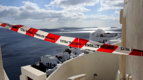 След трусовете: Отварят училищата на Санторини