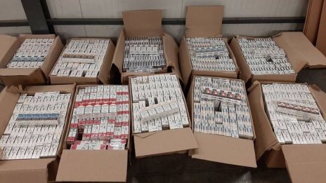 Митнически служители откриха 80 000 къса (4000 кутии) цигари и 2 кг тютюн, скрити в камион с храни