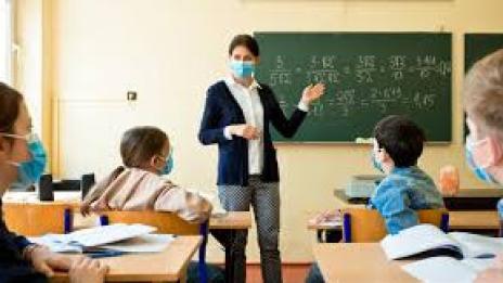 Учениците от 6 и 11 клас се връщат в класните стаи