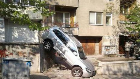 Джип полетя и падна в съседите