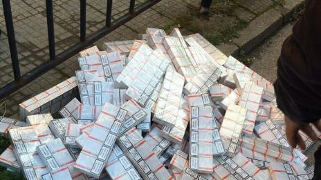 Шофьор тапицирал двигателя на камион със стекове цигари без акцизен бандерол