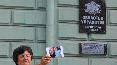 Близки на загинали в катастрофи поискаха кръгово край Долище (СНИМКИ + ВИДЕО)