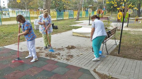 Екипи на ясли, градини и училища се включиха в почистването на Варна след урагана