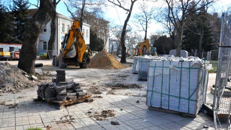 Реденето на плочките по центъра започва до дни