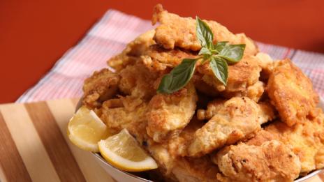 Панирани пилешки хапки с чесън