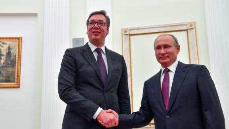 Путин в Белград, подаряват му кученце шарпланинец