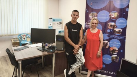 Дариха 9 компютри на приемни семейства и потребители на социални услуги във Варна