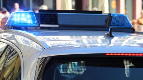 Млад мъж скочи върху капака на патрулка и изпотроши предното ѝ стъкло във Варна