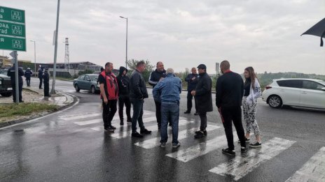 Протестиращи срещу оръжията за Украйна блокираха основна пътна отсечка