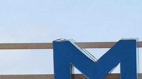 Жена опита да скочи на релсите на метрото