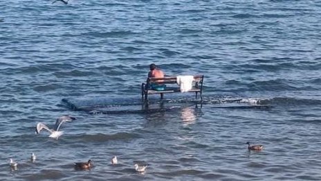 Вандали замъкнаха пейка на метри в морето във Варна