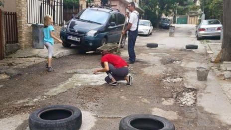 Родна картинка: Семейство запълва дупки във Враца
