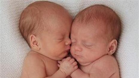 Четири двойки близнаци се родиха в различни години