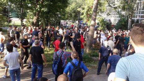 Феновете на ЦСКА се замерват с бутилки с вода