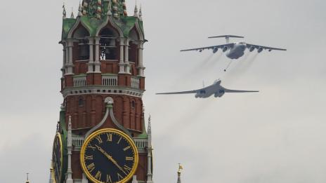 Руски самолети и хеликоптери репетираха за парада над Москва