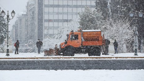 Сняг скова северна Гърция