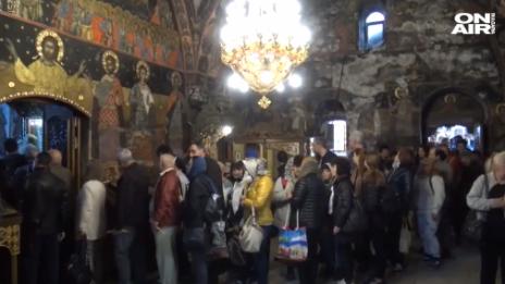 Вярващи търсят изцерение от чудотворната икона на Св. Богородица  