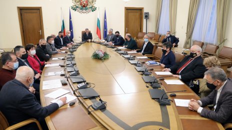 Държавата компенсира общините за намалените приходи от таксиметровия бранш 