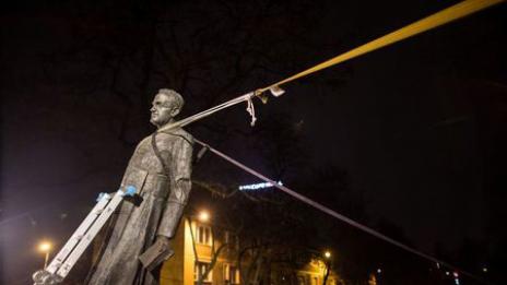 Събориха паметник на полски свещеник, обвинен в педофилия 