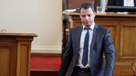 Делян Добрев напуска парламента