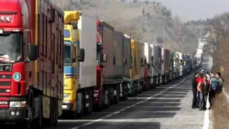 6-километрова опашка от камиони на „Кулата”