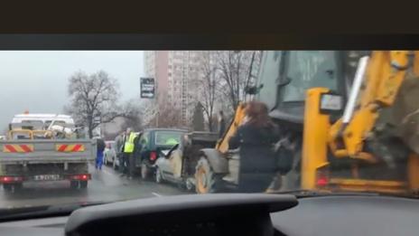 7 автомобила се сблъскаха с багер във Варна