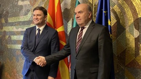 Двама външни министри посетиха във ВМА пребития българин