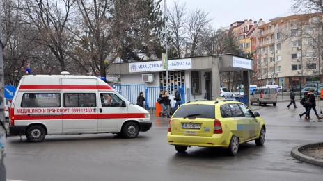 Таксита пречат на линейките на входа на Спешния център във Варна