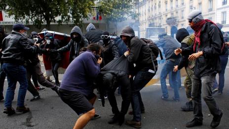 Насилие на голям протест в Париж