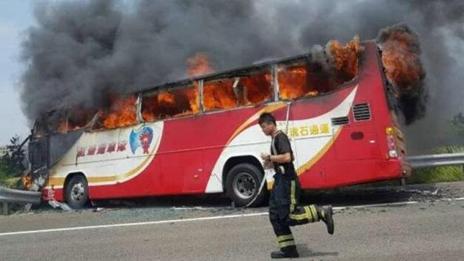26 души загинаха след пожар в автобус с туристи в Тайван
