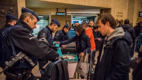 Евакуираха гара в Брюксел заради забравена раница  