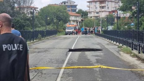 Пропаднал мост блокира 1 000 туристи в Синеморец