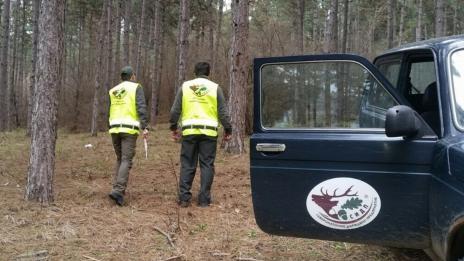 Оборудваха горските стражари с обозначителни светлоотразителни жилетки